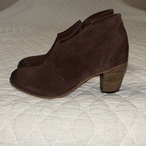 JOHNSTON & MURPHY,  WOMENS 6.5  BROWN, OILED SUEDE,  NORA BOOTIE  STACK HEEL